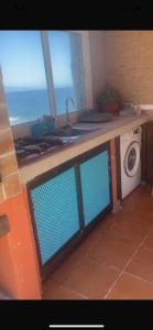 una cucina con lavello e lavatrice di Casa en el mar a Candelaria
