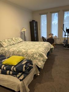 Postel nebo postele na pokoji v ubytování Self-contained Flat