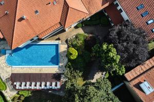 an overhead view of a building with a swimming pool at Bassiana Hotel és Étterem in Sárvár