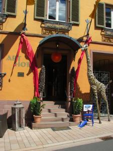 ein Gebäude mit einer Giraffe auf der Vorderseite in der Unterkunft Art Hotel Neckar in Neckargemünd