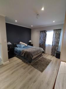 ケープタウンにあるFamily holiday home to rentの黒い壁のベッドルーム1室(ベッド1台付)