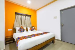 Postel nebo postele na pokoji v ubytování FabHotel Grand Royal - 400M From Candolim Beach + 28 fotografií