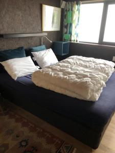 เตียงในห้องที่ Moderne hytte Sjusjøen