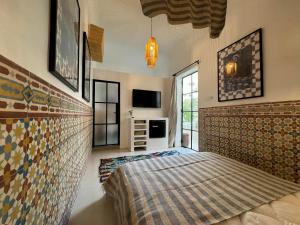 Postel nebo postele na pokoji v ubytování Riad Ait El Mouden + 37 fotografií