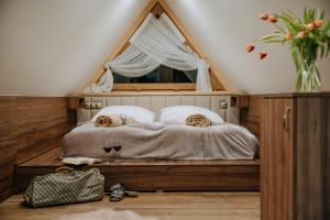 a bedroom with a bed with a window and wine glasses at Gordonówka Grand- blisko basenów termalnych Rezerwuj już dziś- nie przegap okazji! in Szaflary +155 photos