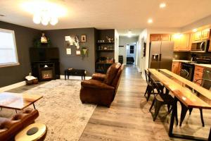 een woonkamer met een tafel en stoelen en een keuken bij The Lounge - Downtown Chillicothe in Chillicothe