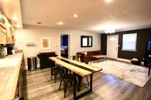 een keuken en woonkamer met een tafel en stoelen bij The Lounge - Downtown Chillicothe in Chillicothe