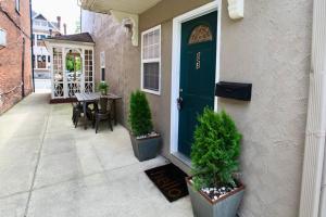 een voordeur van een huis met een tafel en stoelen bij The Lounge - Downtown Chillicothe in Chillicothe
