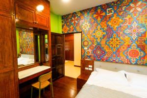 une chambre avec un lit, un lavabo et un miroir dans l'établissement Luxurious large size swimming pool villa in Rawai, à Ban Saiyuan (1) 81 autres photos