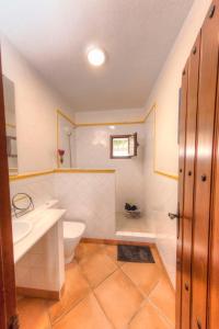 ein Badezimmer mit Toilette und Waschbecken in der Unterkunft Los Espejos de Frigiliana in Frigiliana