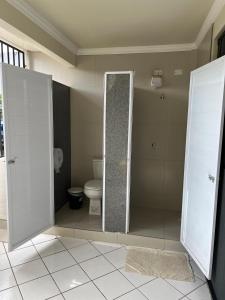 ein Badezimmer mit Glasdusche und Toilette in der Unterkunft Hostel Da Jô in Ilhéus + 32 Fotos