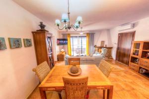 ein Esszimmer mit Tisch und Stühlen und einem Bett in der Unterkunft Los Espejos de Frigiliana in Frigiliana
