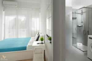 una camera da letto bianca con un letto e una finestra di MrBrown Aurelia Residence with Pool a Roma