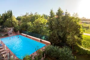 una vista dall'alto di una piscina in un giardino di MrBrown Aurelia Residence with Pool a Roma