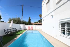 una piscina nel cortile di una casa di 2 apartamentos en una excelente villa de playa compartiendo Piscina y Jardín a Sagunto