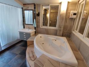Un baño grande con bañera y lavabo. en 4 Bedroom with Air-con, Quiet, Near shop, en Ban Chong U 67 fotos más