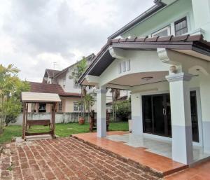 una casa con un patio de ladrillos en frente en 4 Bedroom with Air-con, Quiet, Near shop, en Ban Chong U
