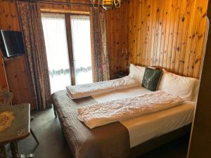 Postel nebo postele na pokoji v ubytování Hotel Garni St. Hubertus