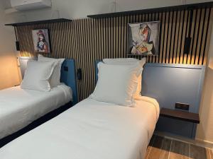 Voodi või voodid majutusasutuse Logis Hôtel Au Vieux Morvan "récemment rénové", au cœur de la Bourgogne, Piscine & Spa toas