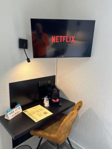 TV a/nebo společenská místnost v ubytování Logis Hôtel Au Vieux Morvan "récemment rénové", au cœur de la Bourgogne, Piscine & Spa