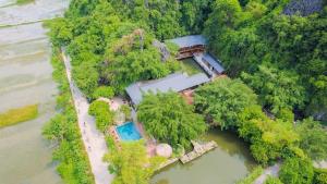 an overhead view of a house in the middle of a river at Tam Coc Central Bungalow-Hostel in Vũ Lâm