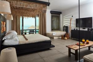 Letto o letti in una camera di Myconian Utopia Relais & Chateaux