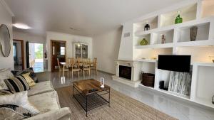 un salon avec un canapé et une cheminée dans l'établissement Pine Cliffs by Check-in Portugal, à Albufeira