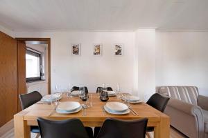 FreilingenにあるHaus Seezeitの木製テーブル(椅子、皿、グラス付) +18枚の写真