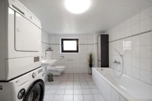 FreilingenにあるHaus Seezeitの浴槽、トイレ、洗面台を備えたバスルーム