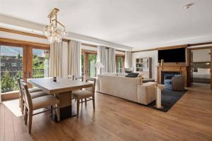 アスペンにあるAspen Mountain Residences, Formerly Grand Hyatt, 2 Bedroom Residenceのソファのあるリビングルームとダイニングルーム