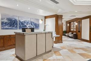 アスペンにあるAspen Mountain Residences, Formerly Grand Hyatt, 2 Bedroom Residenceの建物内の受付のあるロビー +20枚の写真
