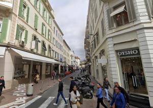 grupa ludzi idących ulicą miasta w obiekcie Mini Studio - Le Chabaud - Cannes centre w Cannes +3 zdjęcia