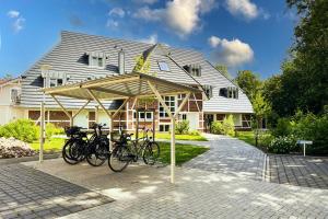 a group of bikes parked in front of a house at FeWo Muschelsucher in Wustrow