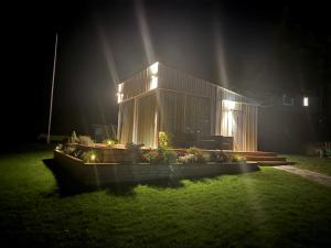 VagnhäradSjönära pärla的夜晚,房子的一侧有灯