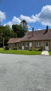 una casa in mattoni con un vialetto di fronte di Les Bruyeres, maison proche mer a Hautot-sur-Mer