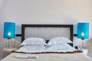 Letto o letti in una camera di Myconian Utopia Relais & Chateaux