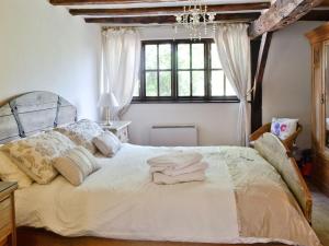 A bed or beds in a room at The Cart Hovel 