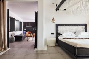 Letto o letti in una camera di Myconian Utopia Relais & Chateaux