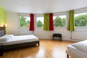 Postel nebo postele na pokoji v ubytování Enzo Hotels Bulgneville by Kyriad Direct