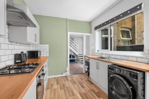 eine Küche mit Waschmaschine und Trockner in der Unterkunft The Castle - Grimsby/Cleethorpes perfect for Contractors in Grimsby + 32 Fotos