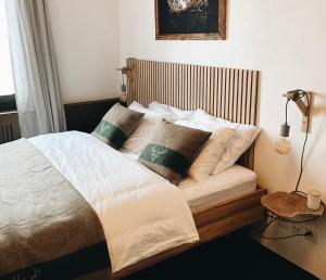 Postel nebo postele na pokoji v ubytování Cosy Alpine Chic Studio