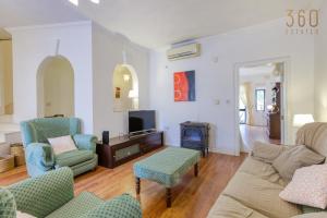 Posezení v ubytování Charming 3BR Townhouse with Terraces in Balzan by 360 Estates