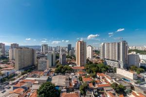 un paesaggio urbano di una città con edifici alti di Condomínio completo, vaga de Garagem e Conforto a 50m do Allianz Parque a San Paolo