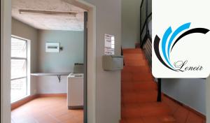 una puerta abierta a un pasillo con una escalera en Leneir, en Pretoria