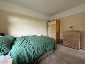 Gallery image of 303 Upminster Road North in Rainham