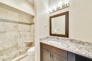 Vannituba majutusasutuses 29 Singleton Beach Place- Luxury Oceanfront, Pool, Pool Table, Free Activities Included