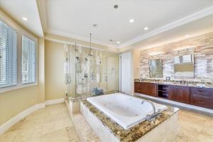 Vannituba majutusasutuses 29 Singleton Beach Place- Luxury Oceanfront, Pool, Pool Table, Free Activities Included