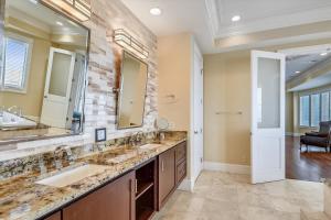 Vannituba majutusasutuses 29 Singleton Beach Place- Luxury Oceanfront, Pool, Pool Table, Free Activities Included