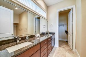 Vannituba majutusasutuses 29 Singleton Beach Place- Luxury Oceanfront, Pool, Pool Table, Free Activities Included