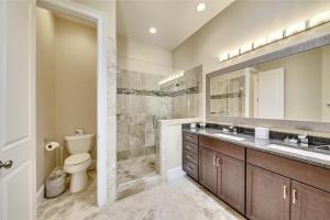 Vannituba majutusasutuses 29 Singleton Beach Place- Luxury Oceanfront, Pool, Pool Table, Free Activities Included